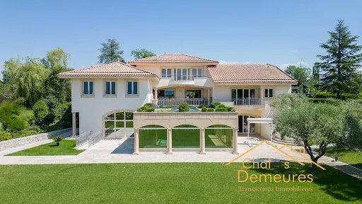 Maison 10 pièces 732 m²
