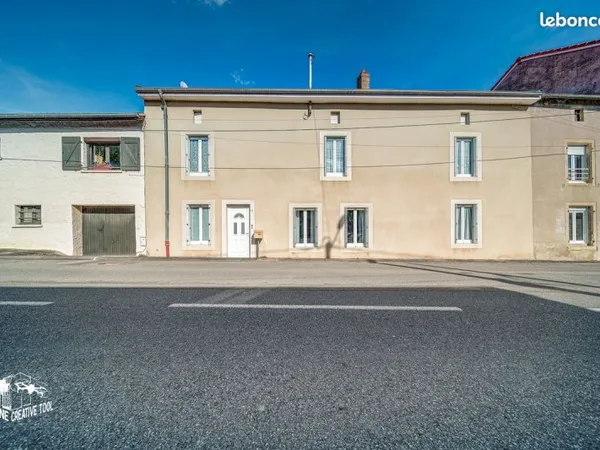 Maison mitoyenne, bien tenue par ses propriétaires, 151m², 3ch, terrain, terrasse et garage