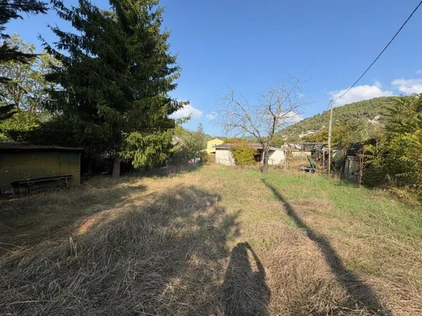 A vendre terrain plat L'ESCARENE de 610 m2 avec un cabanon habitable de 32 m2