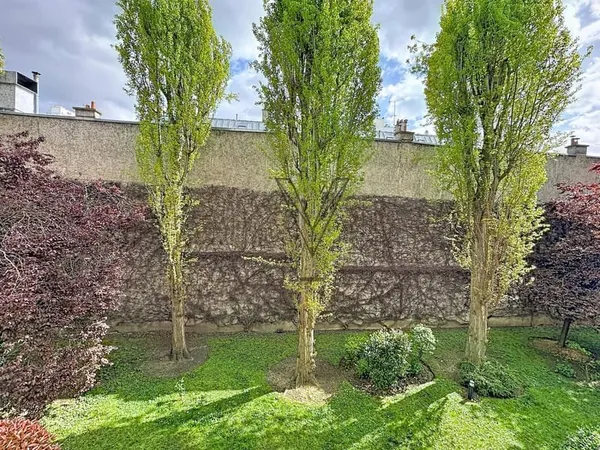 Le calme absolu existe dans le 11e. Et il a un balcon. PARIS