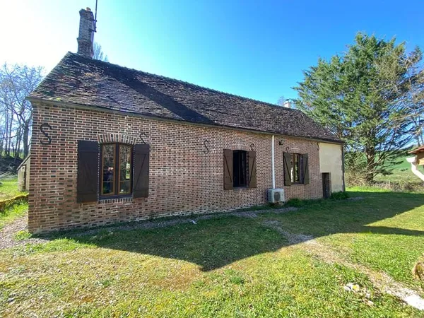 CHARNY Maison ancienne de 100 m² environ.
