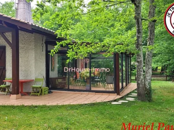 MAISON FAMILIALE AVEC VERANDA SUR GRAND TERRAIN +ANNEXES: GARAGE ET ABRI DE VOITURES