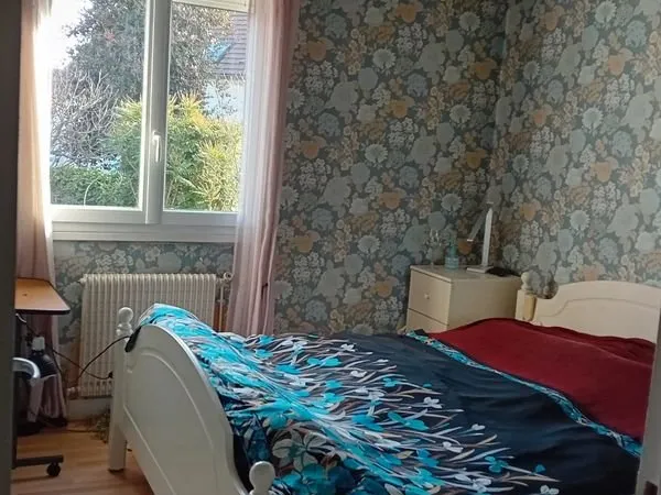 Chambre avec salle d'eau bain
