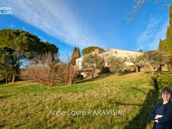 Maison d'architecte dans le Sud de la France face au Canal du Midi