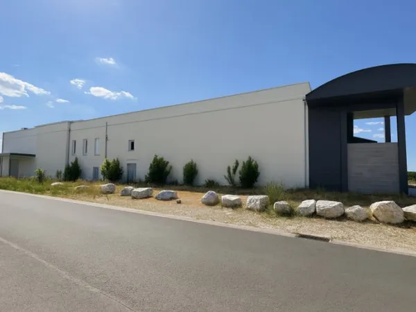 Entrepôt 2200 m²