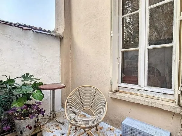APPARTEMENT ATYPIQUE AVEC COURETTE PRIVATIVE