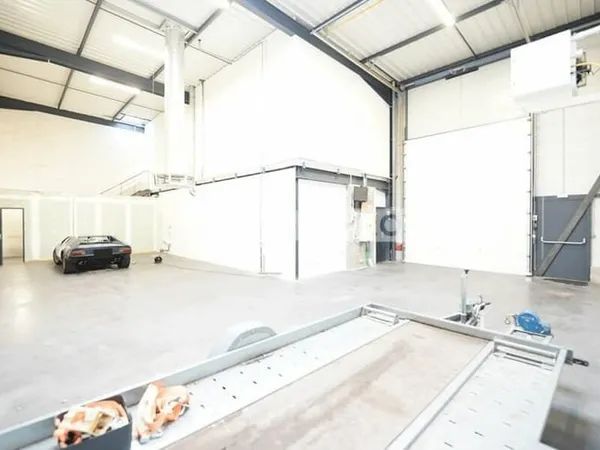 Local d'activité 298 m²