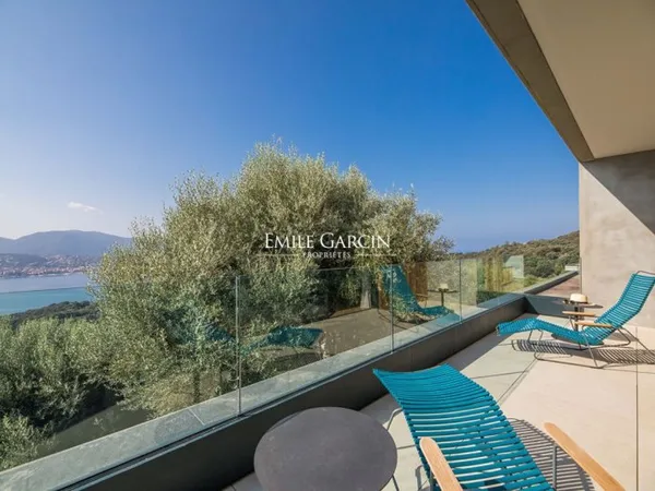 Villa contemporaine à louer à Propriano, toutes prestations incluses, vue mer panoramique.