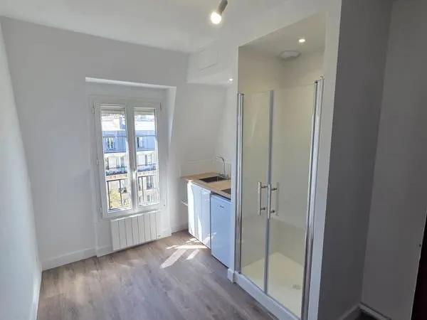 Studio / chambre de bonne rénovée - Paris 11e - 95 000 - Métro Rue des Boulets