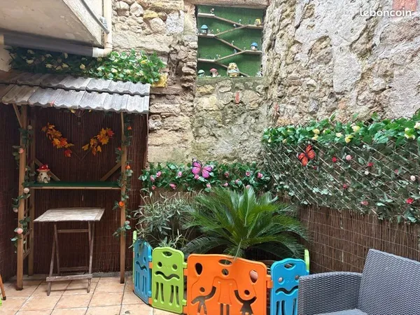 Maison 🏠 de ville avec terrasse et court