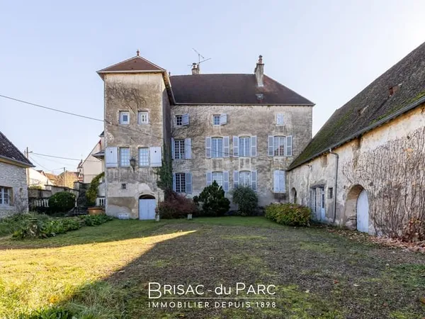 HAUTE SAÔNE, à 10 min. de GRAY - Belle propriété XVIIIème avec dépendances sur 1,2ha environ, à réno