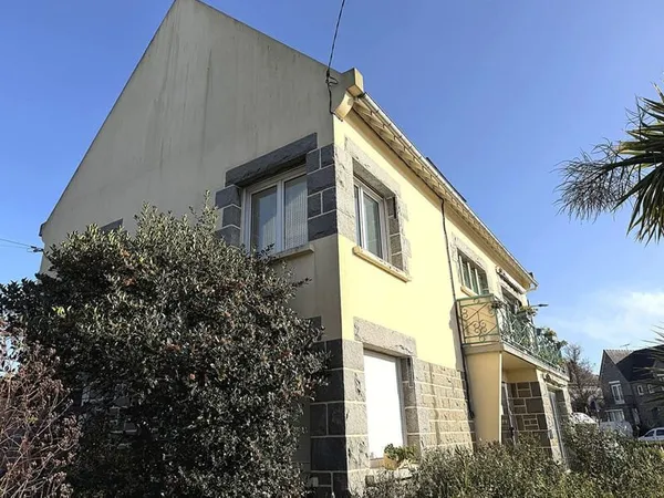 Maison de ville sur 465 m2 de terrain, garage