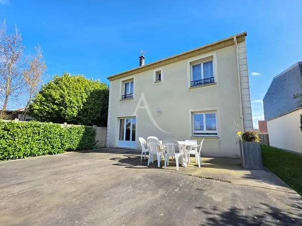 Maison récente 5 chambres avec garage et terrasse - Secteur calme proche toutes commodités