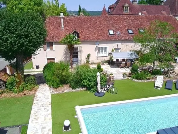 Maison perigourdine renovée avec grange, piscine et beau jardin