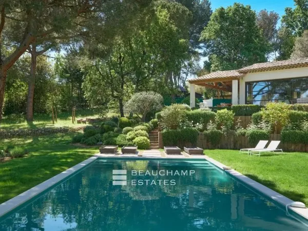 Propriété familiale avec jardin et piscine dans un domaine fermé