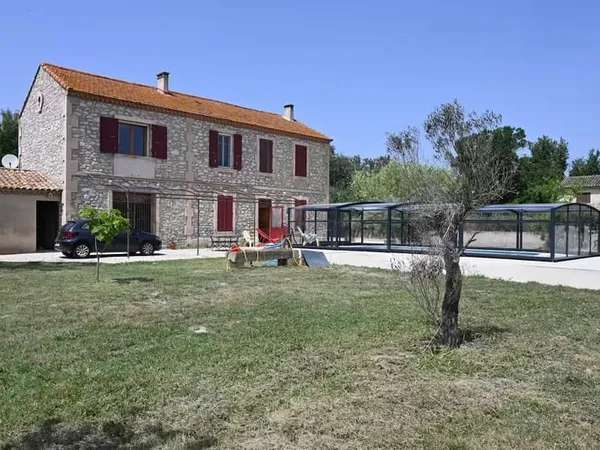 ARLES : Magnifique mas en pierre rénové de 185 m² avec dépendances, piscine et prestations haut de g