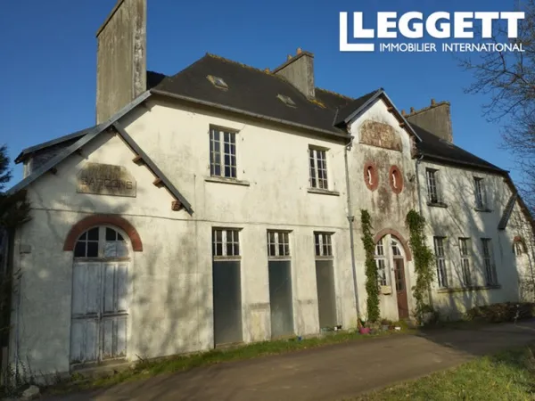 ***OFFRE ACCEPTEE***Ancienne école à rénover sur trois niveaux, cour préau et jardin