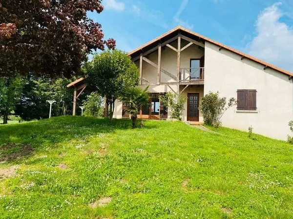 Maison familiale avec sous-sol amenage sur terrain de 4500m2