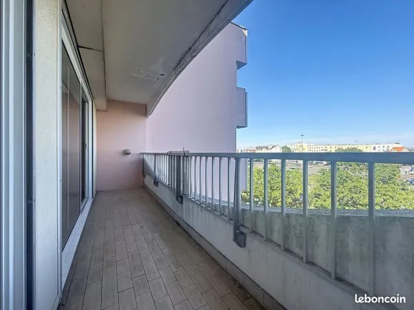 Appartement 3 pièces avec balcon, cave et garage fermé - place du 8 mai à Rezé