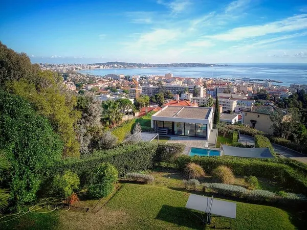 Villa contemporaine avec vue mer à Super Cannes