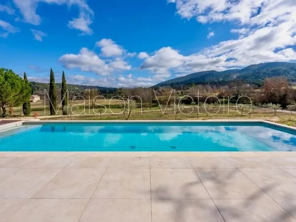 Maison contemporaine à Ménerbes avec piscine, vues et jardin.
