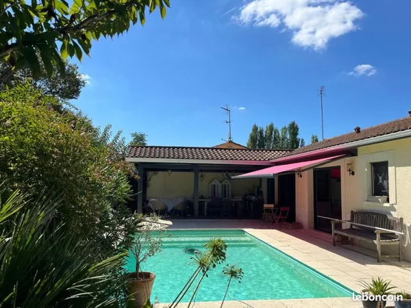 Maison avec piscine, dépendance, garage