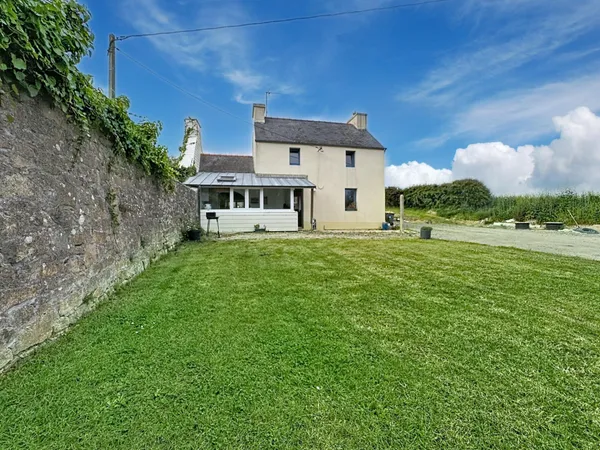 Calme absolu, maison sur terrain de plus de 2200 m2 + grand garage