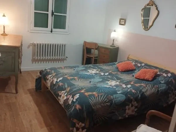 Chambre lumineuse avec vue sur les toits