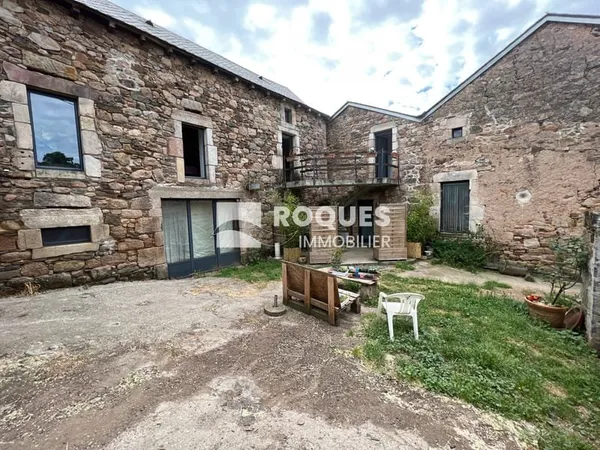 Maison à usage d'habitation avec dépendances, cour et jardin