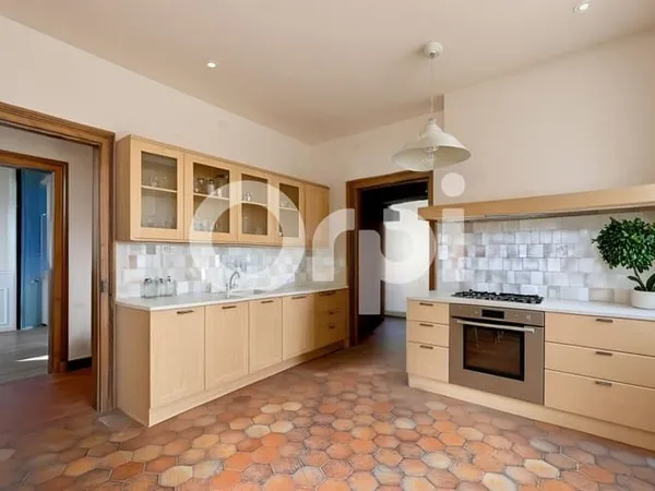 Maison 8 pièces 300 m²
