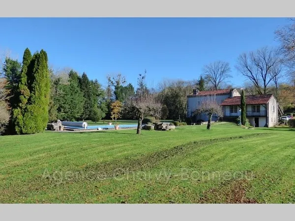 Propriété 7 pièces 213 m²