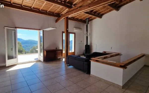 Maison récente sur les collines de Nice