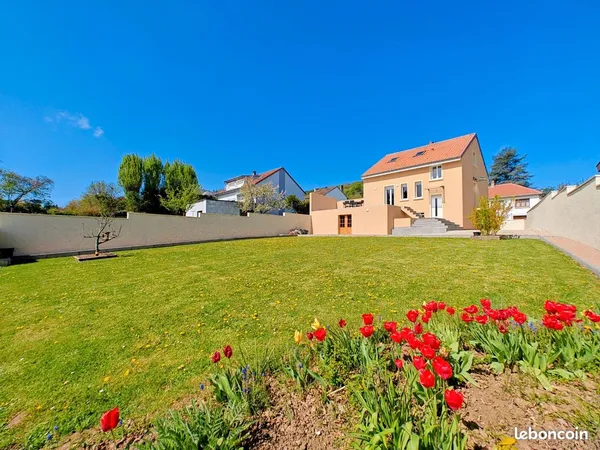 Maison individuelle avec 4 chambres, grand terrain et dépendance