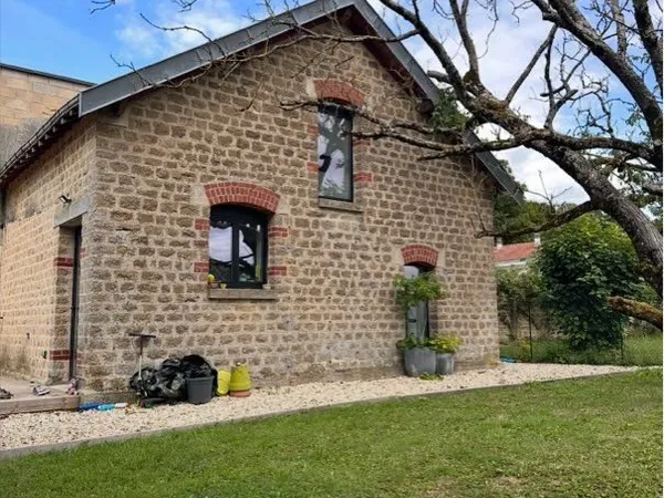 Maison en pierre plein sud avec jardin 400m2 et deux places de parking cuisine et sdb équipée
