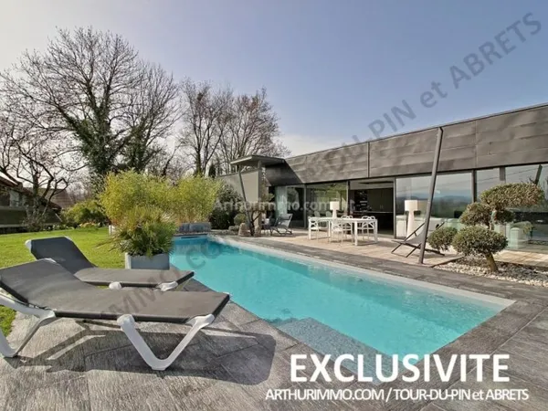 Villa Contemporaine de plain-pied, avec couloir de nage