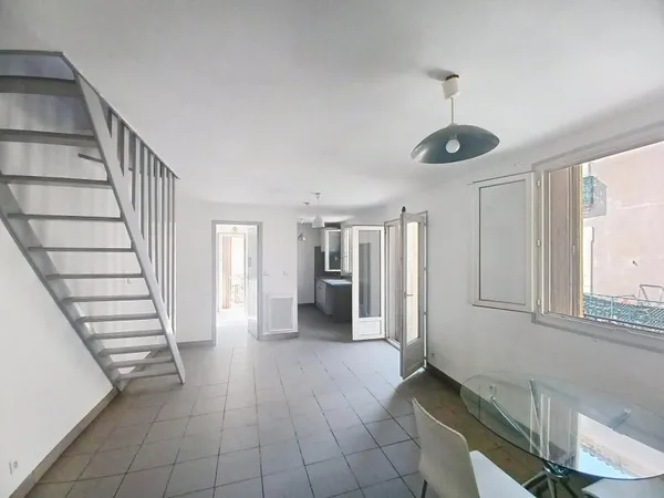 Un immeuble -1 local-4 appartements-2 garages