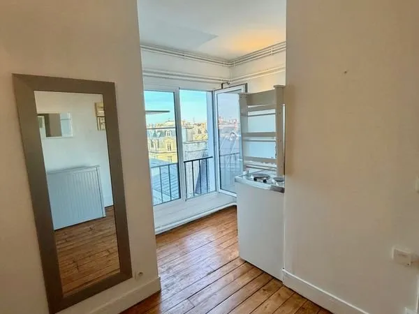 Studio de 15,43m² lumineux à deux pas de l'Arc de Triomphe dans immeuble haussmannien , avec annexe 