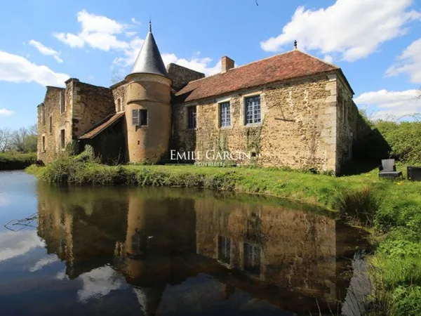 À VENDRE - Puisaye, château XIIème avec tour et étang