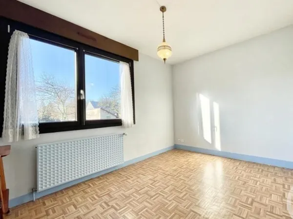A saisir 2000 euros le m2 : Appartement d'une superficie de 86 m2 habitable loi Carrez type T 5 avec
