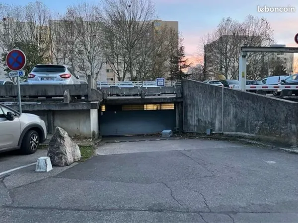Garage fermé à louer - Vaulx-en-Velin (Chemin de la Godille)