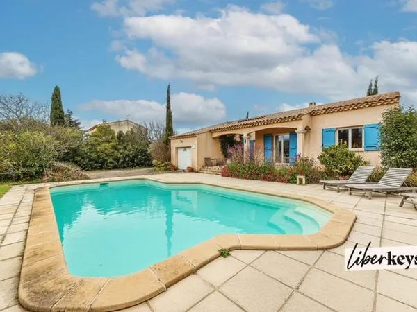 Villa plain-pied, studio, sauna, garage et piscine !