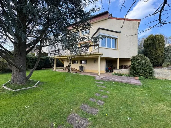 Maison rénovée de 226 m2 SH sur 1194 de terrain clos quartier du Theux proche de la voie verte