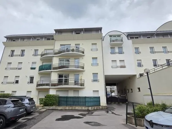 APPARTEMENT DE TYPE F3 EN CENTRE VILLE DE MANTES LA JOLIE AVEC PLACE DE PARKING