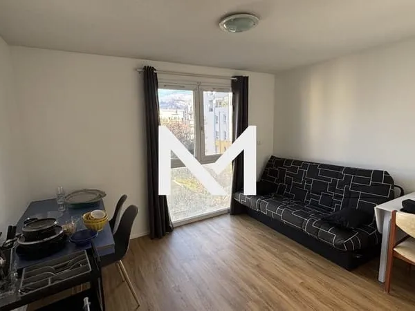 Lot de 6 studios meublés et 3 stationnements