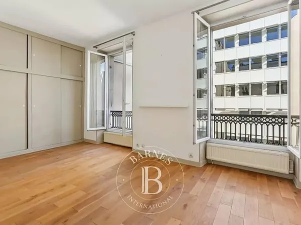 Paris 7 - Grenelle/Bac - Deux pièces aux beaux volumes - Calme et lumineux.