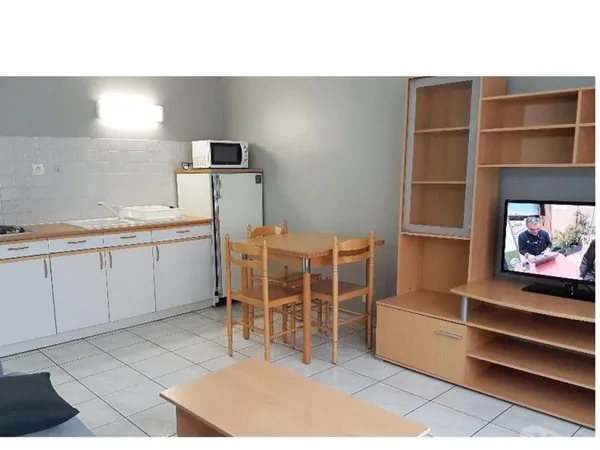 TRES BEAU F2 meublé de 40 m2 avec Parking privé