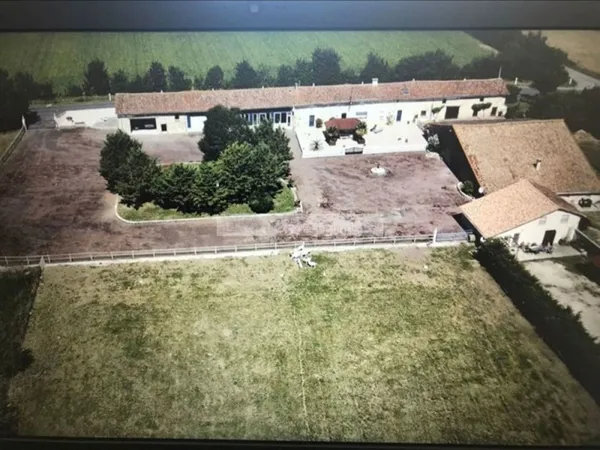 Maison avec ensemble immobilier SOUVIGNE 5 Kms