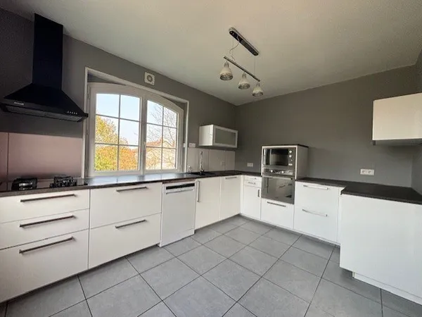 EXCLUSIVITE, Autun, quartier résidentiel, belle maison intégralement rénovée, 4 chambres, grand gara