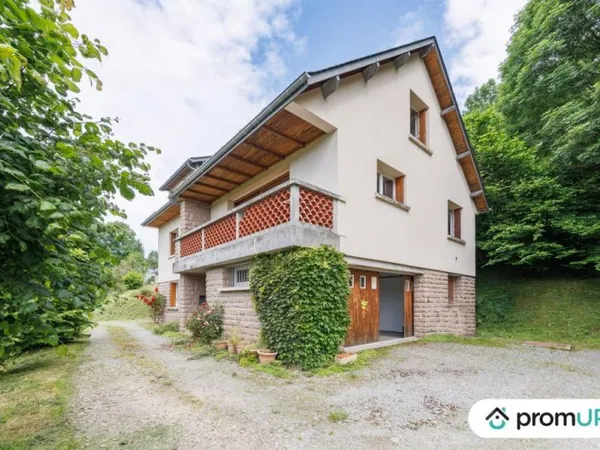Vue imprenable pour cet ensemble immobilier proche de la Bourboule