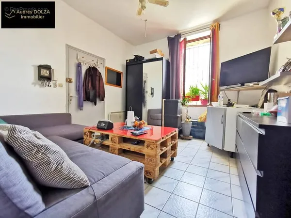 Nouveauté, en exclusivite, studio loue, centre-ville de berre, le long de la promenade et du port. 8